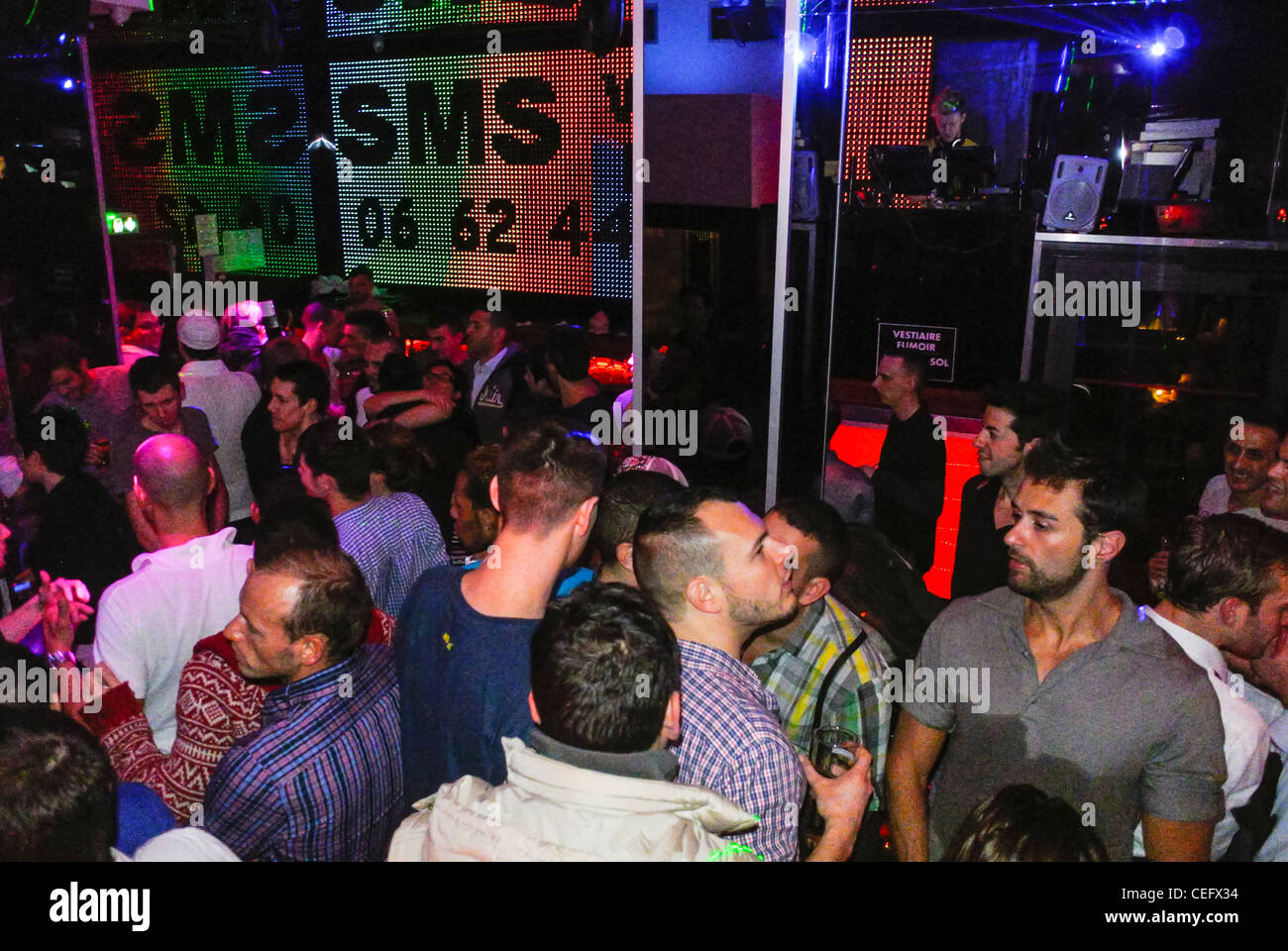 Paris, Frankreich, Gay Bar, mit überfüllten Tanzfläche, Interaktive Video DJ Nachtclub inside Stockfoto