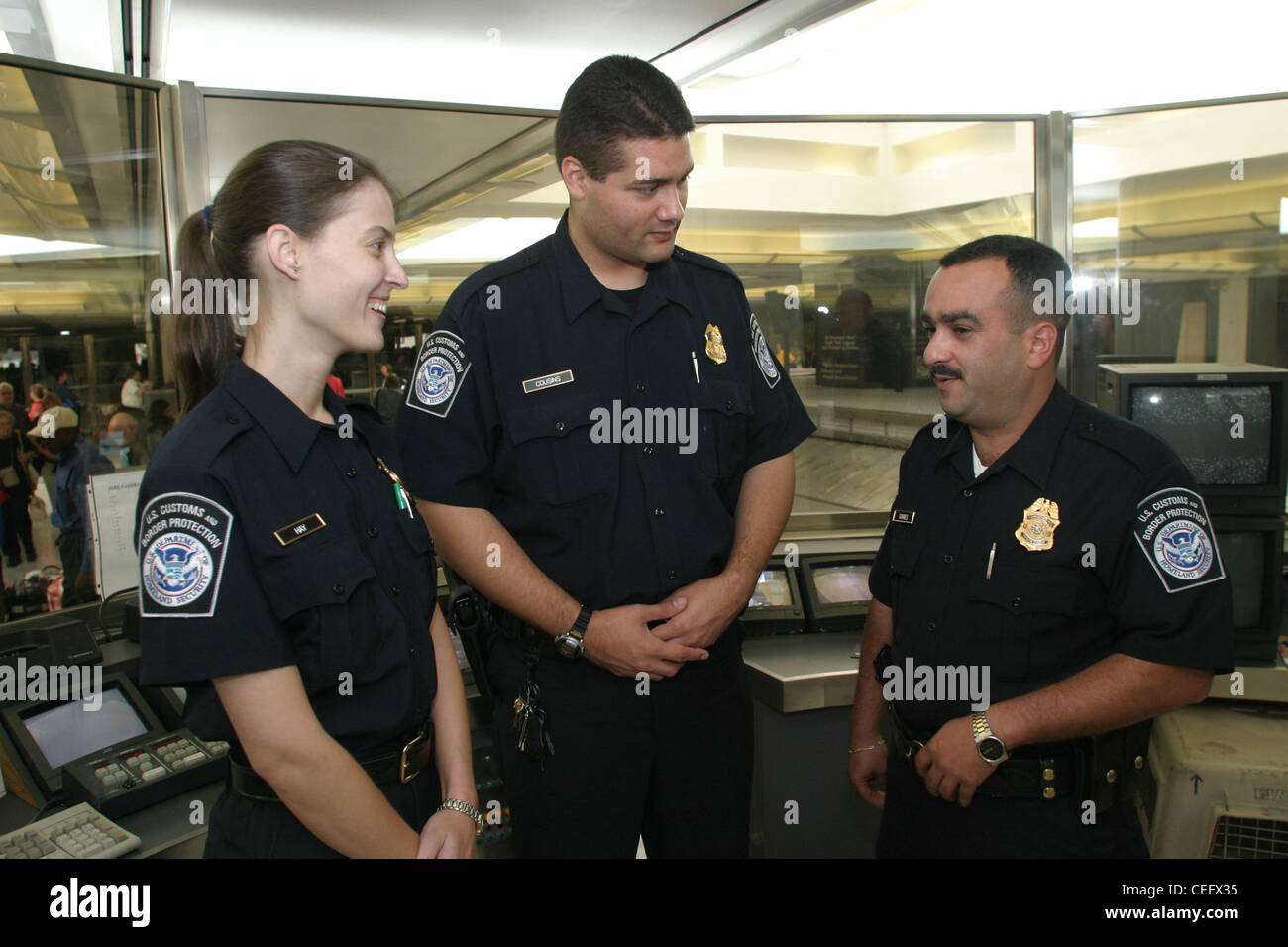 CBP Offiziere diskutieren Strategien, bevor Fluggäste ankommen. Stockfoto