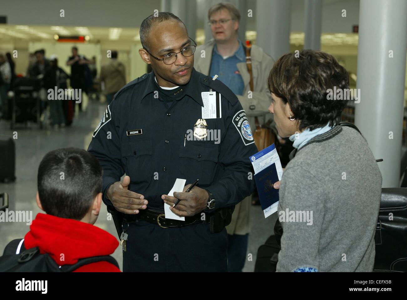 Ein CBP-Officer überprüft ein Passagier Dokument nach der Ankunft in den Vereinigten Staaten. Stockfoto