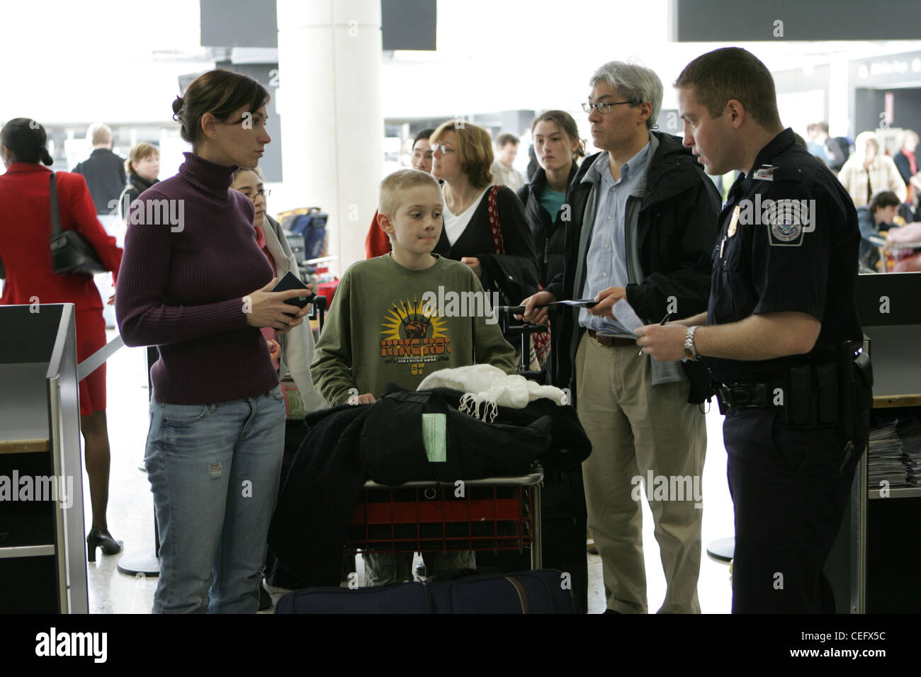 Ein CBP-Officer überprüft Passagiere Dokumente nach der Ankunft am Flughafen Dulles außerhalb von Washington D.C. Stockfoto