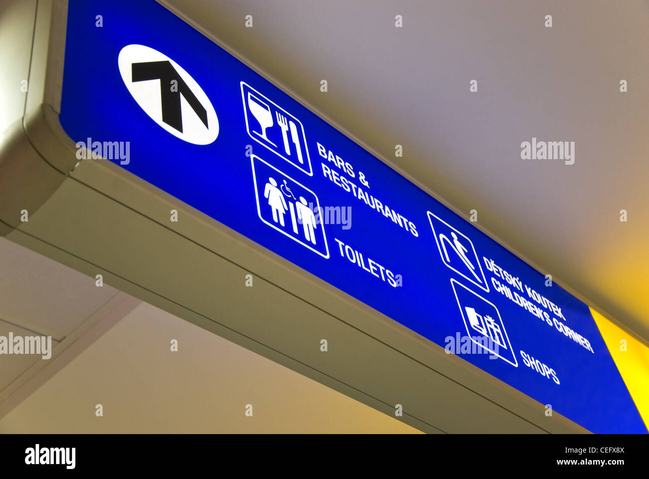 Detailansicht der blauen Flughafen Schild mit Wegbeschreibung Stockfoto
