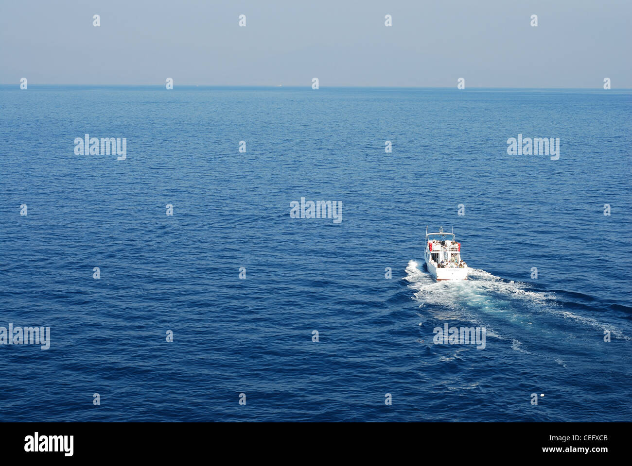 Boot und schönen azurblauen Meer Stockfoto
