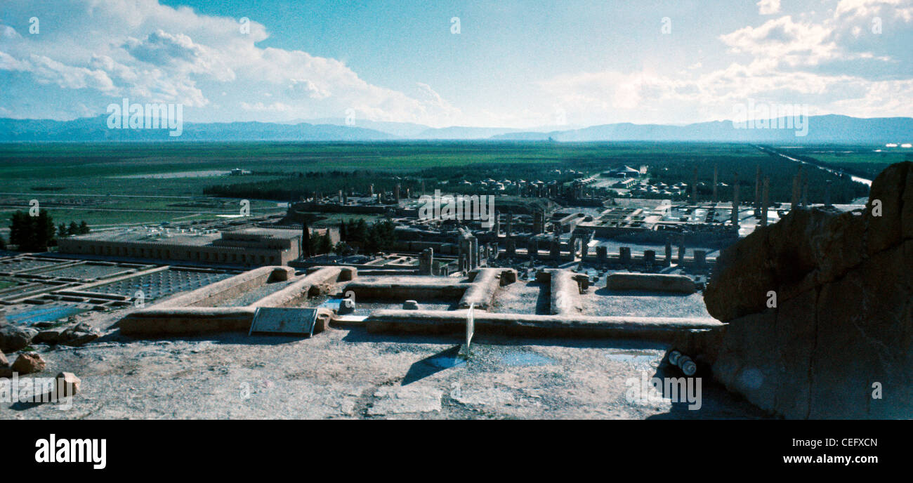 IRAN, PERSEPOLIS Persepolis mit Zelten für die 2500JahrFeier. Die 2.