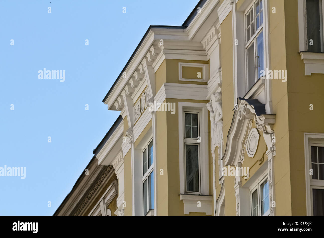 Eine schöne klassische Fassade von rechts am blauen Himmel in Wien Stockfoto