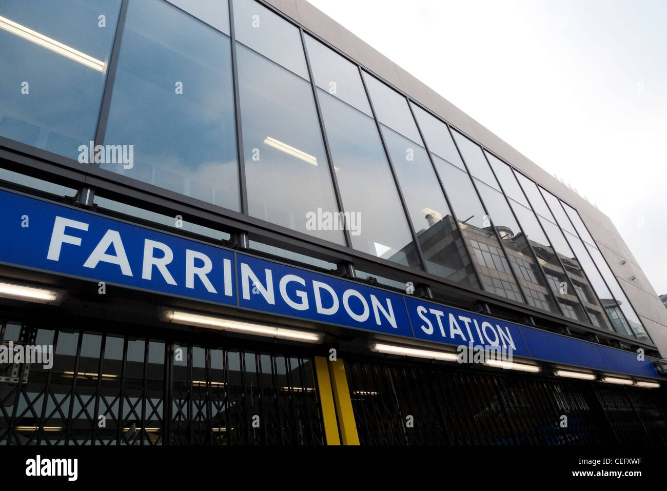 Neues Crossrail Farringdon Station Zeichen kurz vor der Fertigstellung London England UK KATHY DEWITT Stockfoto