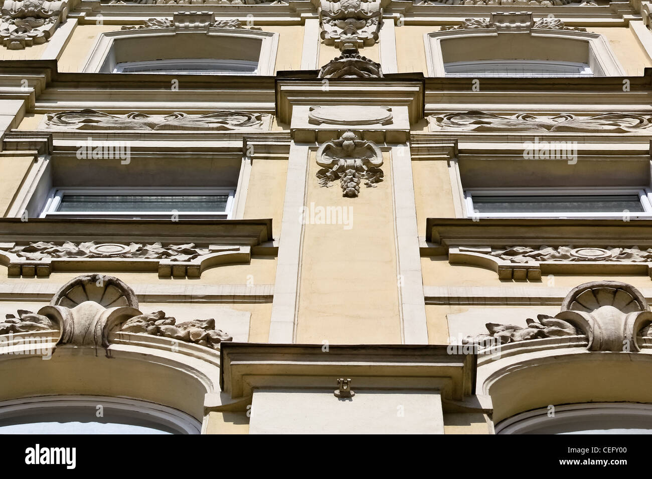 Eine schöne klassische Fassade von unten in Wien Stockfoto