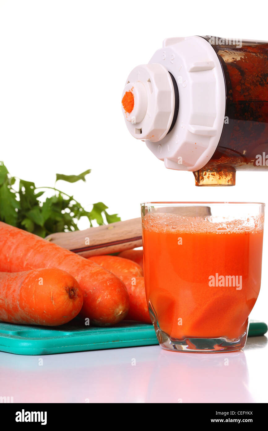 Entsafter und Karotte isolierten weißen Küche vorbereiten Stockfoto
