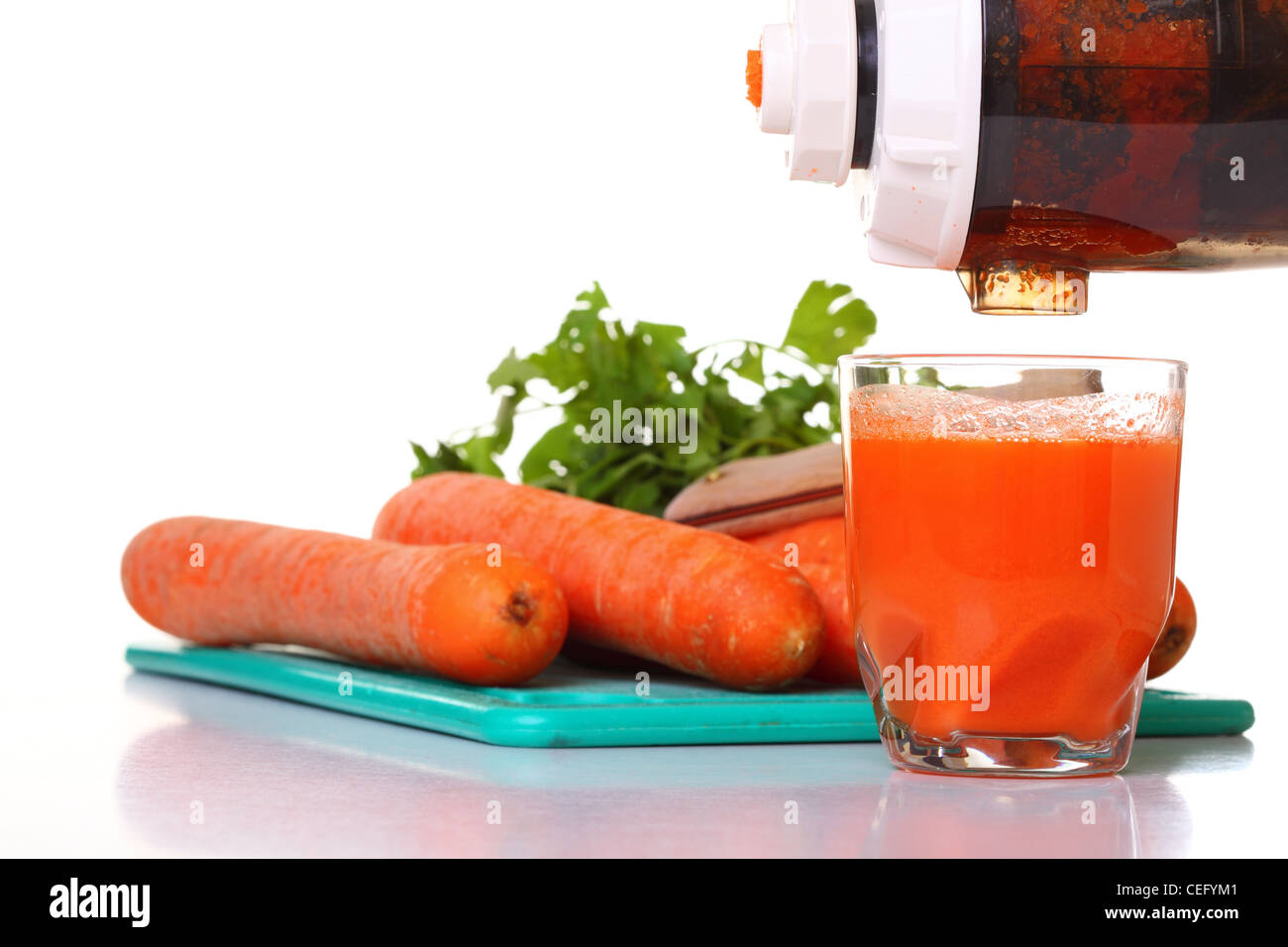 Entsafter und Karotte isolierten weißen Küche vorbereiten Stockfoto