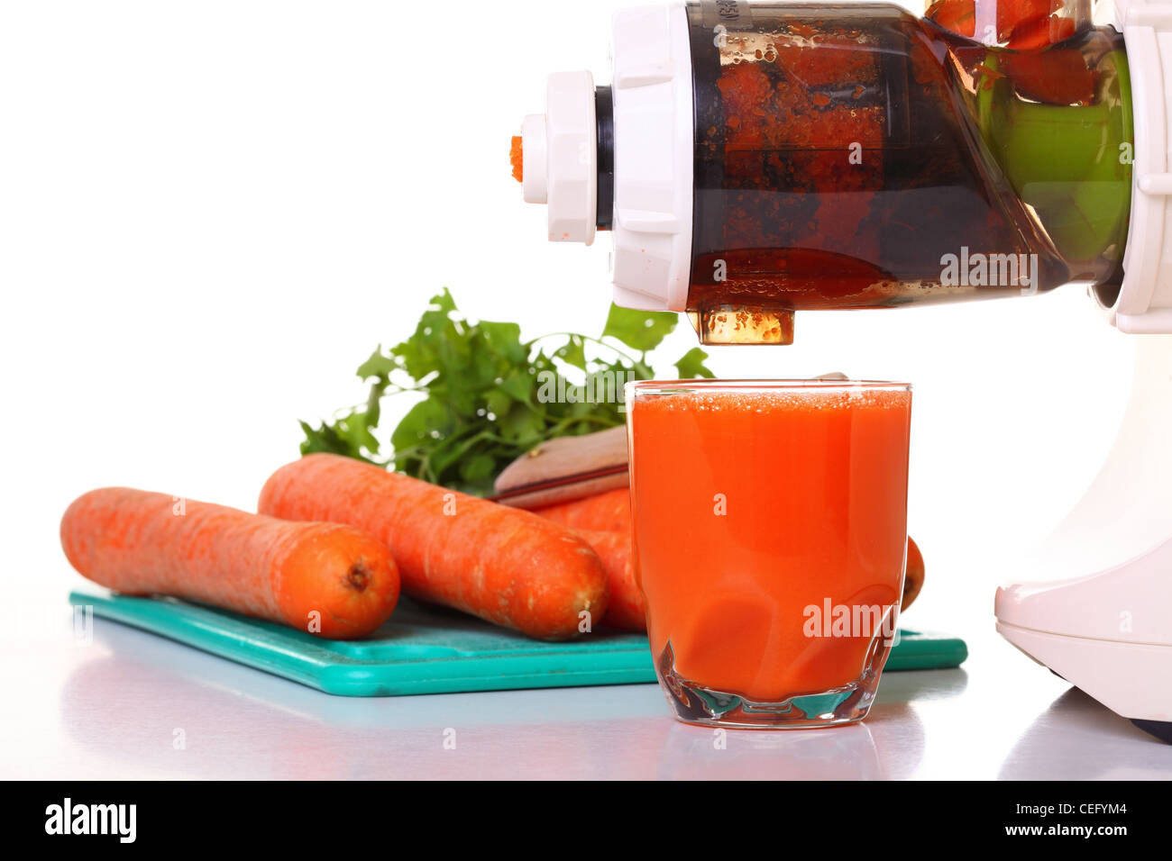 Entsafter und Karotte isolierten weißen Küche vorbereiten Stockfoto