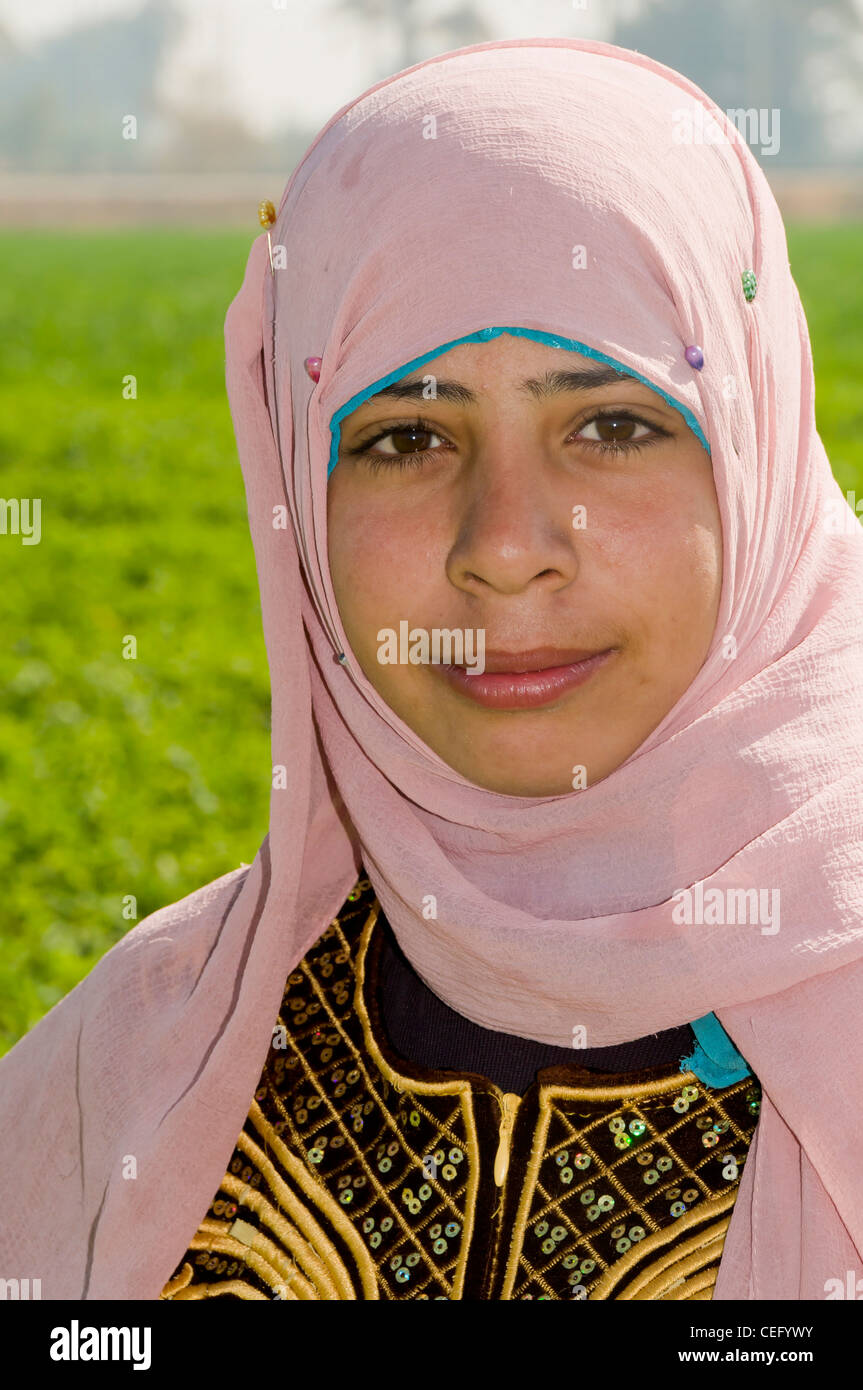 Arab Girl Fotos Und Bildmaterial In Hoher Auflösung Alamy 