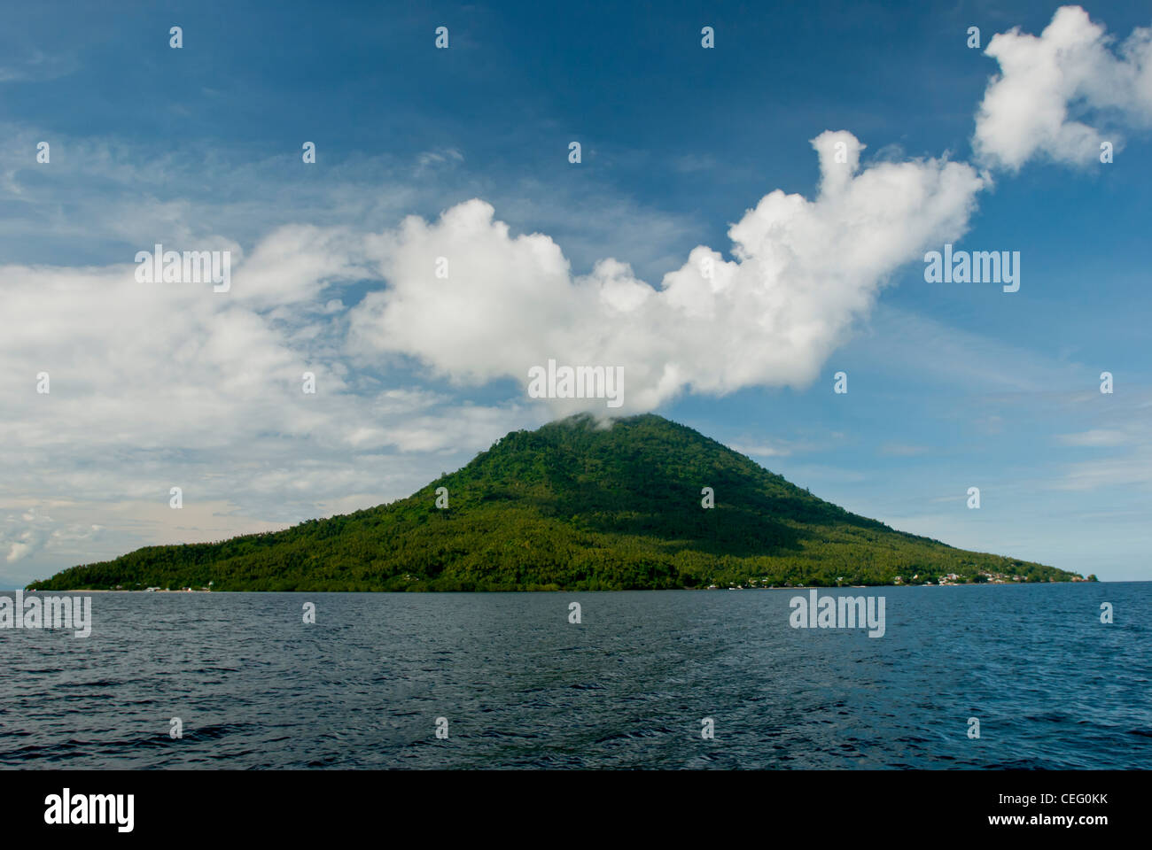 Ein Blick auf den Bunaken Marine Park in Nord-Sulawesi Indonesien. Diese Vulkaninsel erheben aus dem tiefen Wasser der Celebes-See Stockfoto