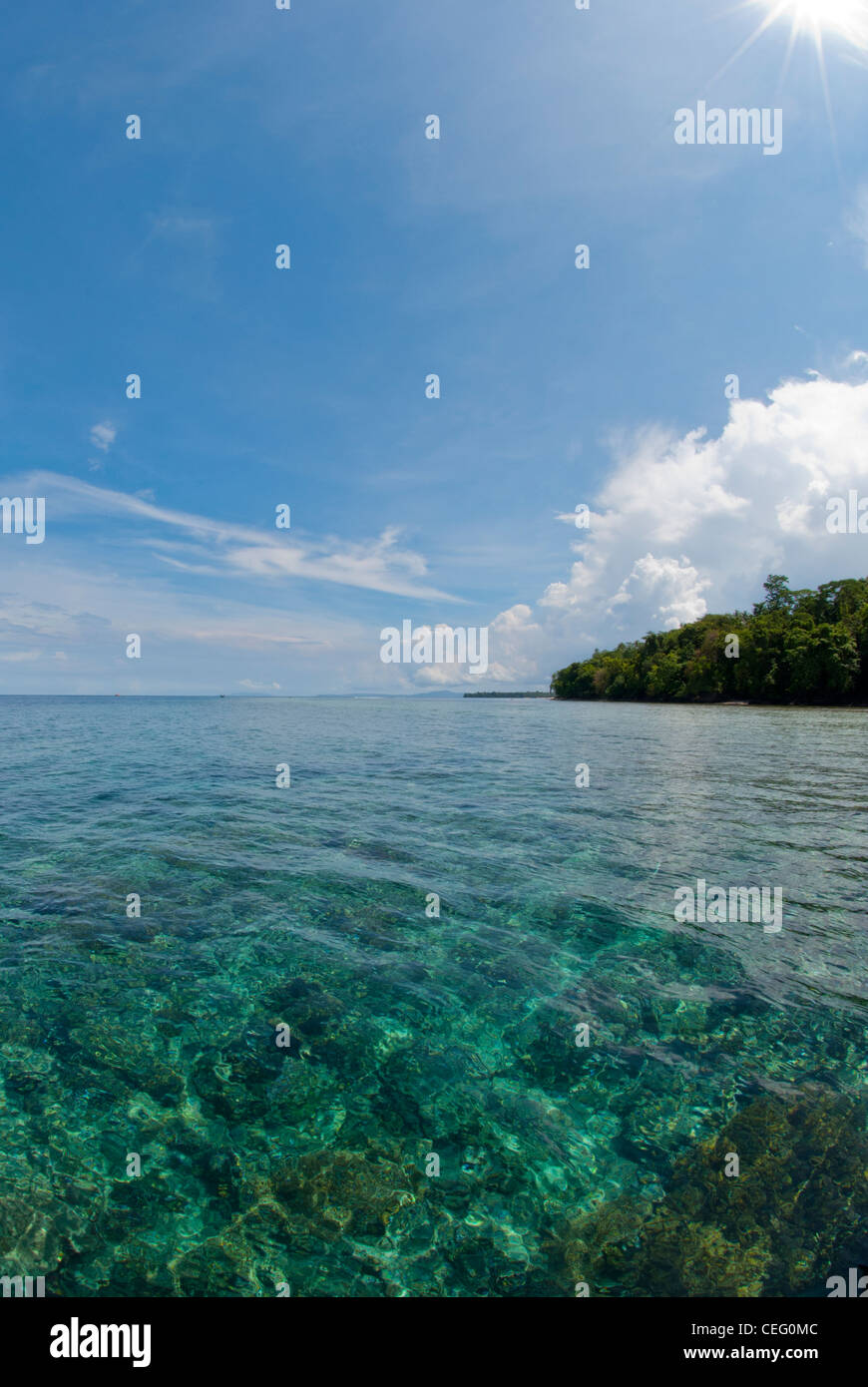 Ein Blick auf den Bunaken Marine Park in Nord-Sulawesi Indonesien. Diese Vulkaninsel erheben aus dem tiefen Wasser der Celebes-See Stockfoto