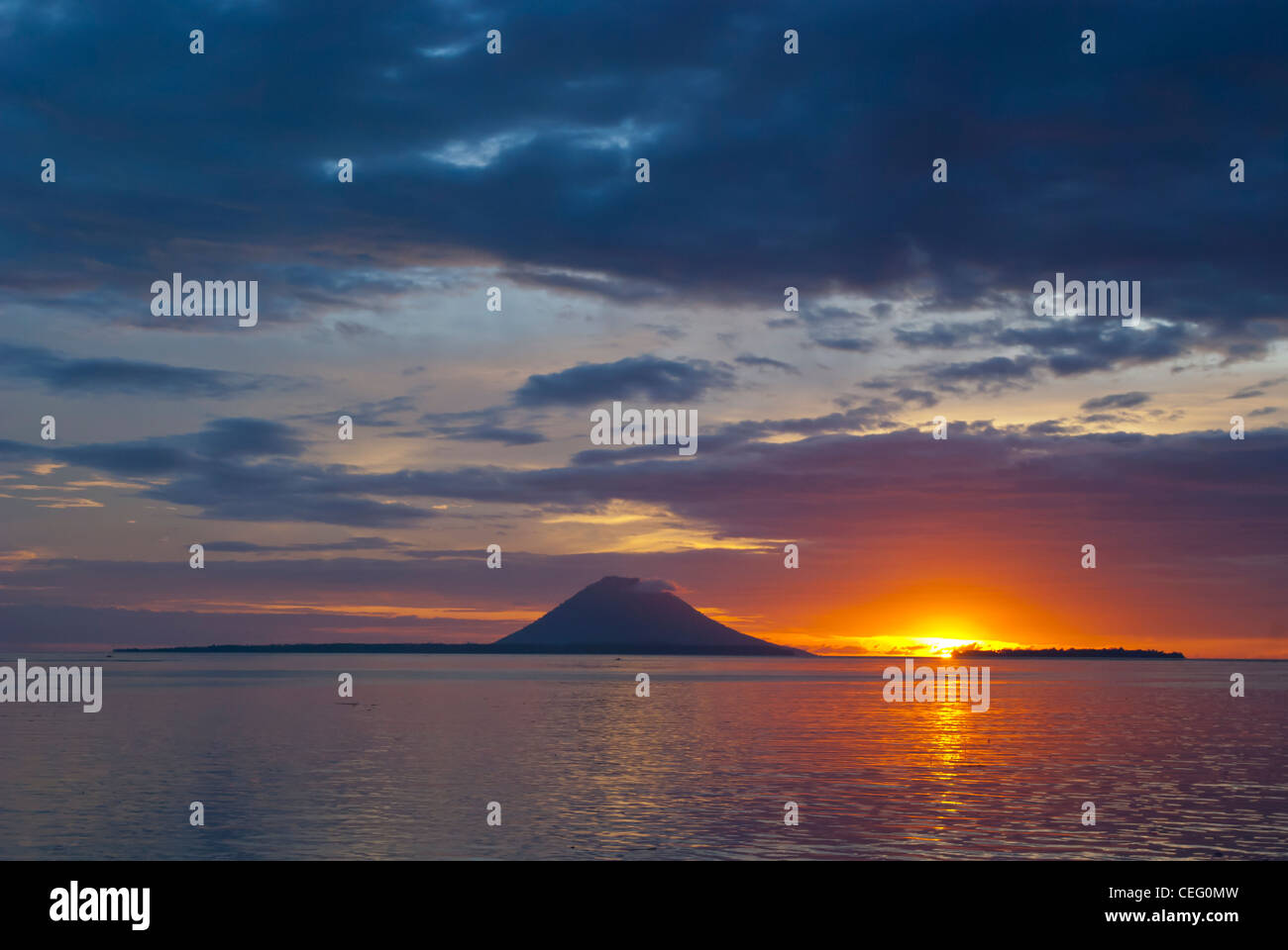 Blick auf Bunaken Marine Park von der Küste von Manado Nord Sulawesi, Indonesien. Sonnenuntergang erschossen. Stockfoto