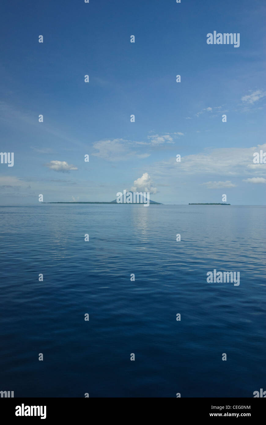 Ein Blick auf den Bunaken Marine Park in Nord-Sulawesi Indonesien. Diese Vulkaninsel erheben aus dem tiefen Wasser der Celebes-See Stockfoto