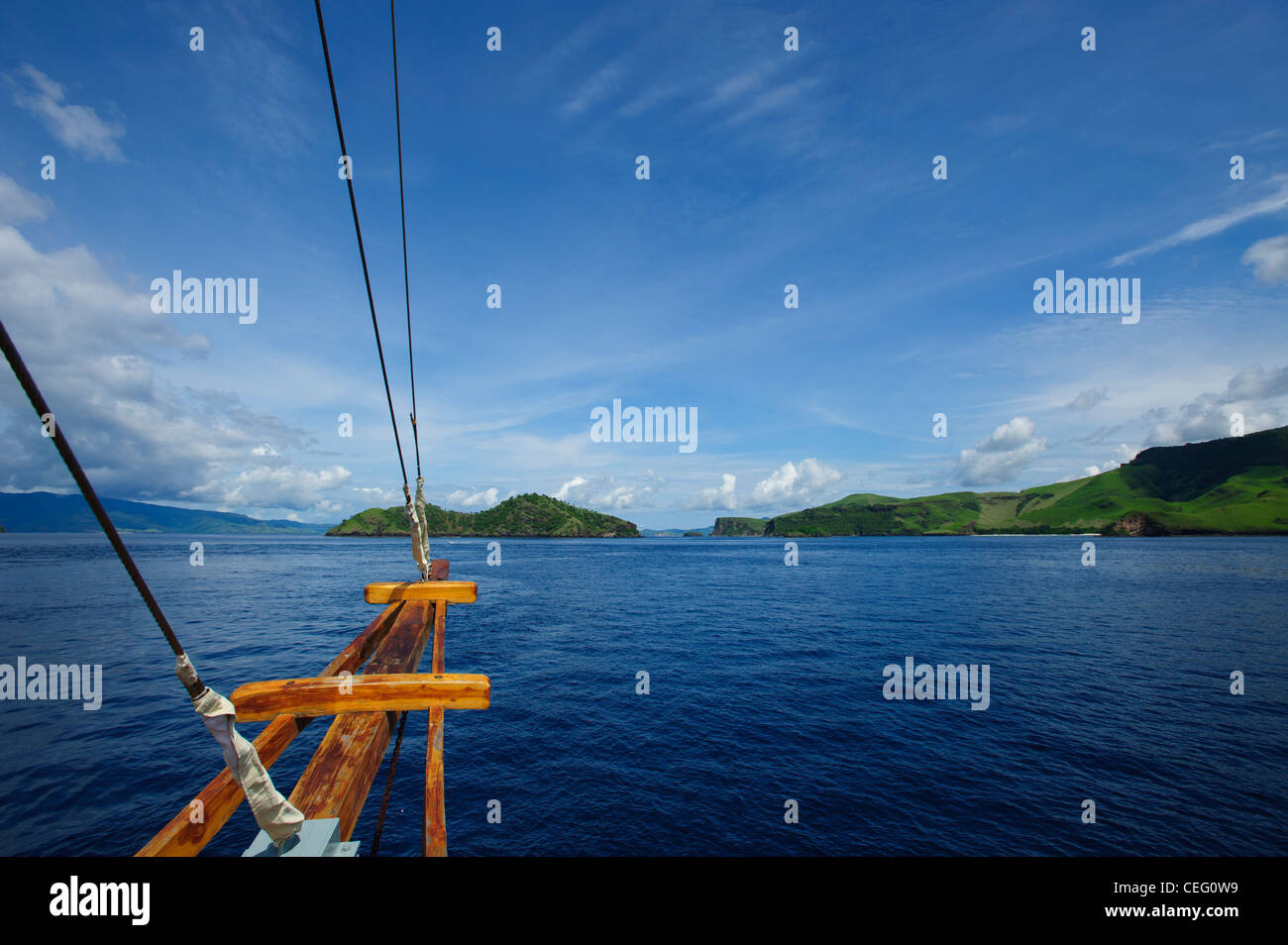 Ein Blick von der Vorderseite des Bootes von der Insel Flores in der Nähe von Komodo National PArk Stockfoto