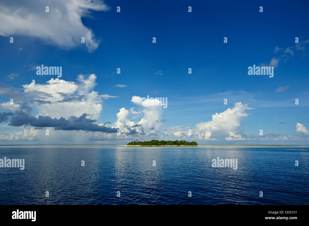 Eine Insel in der Mitte die 100 Meilen von allem. Lucipara Atoll, Bandasee, Indonesien Stockfoto