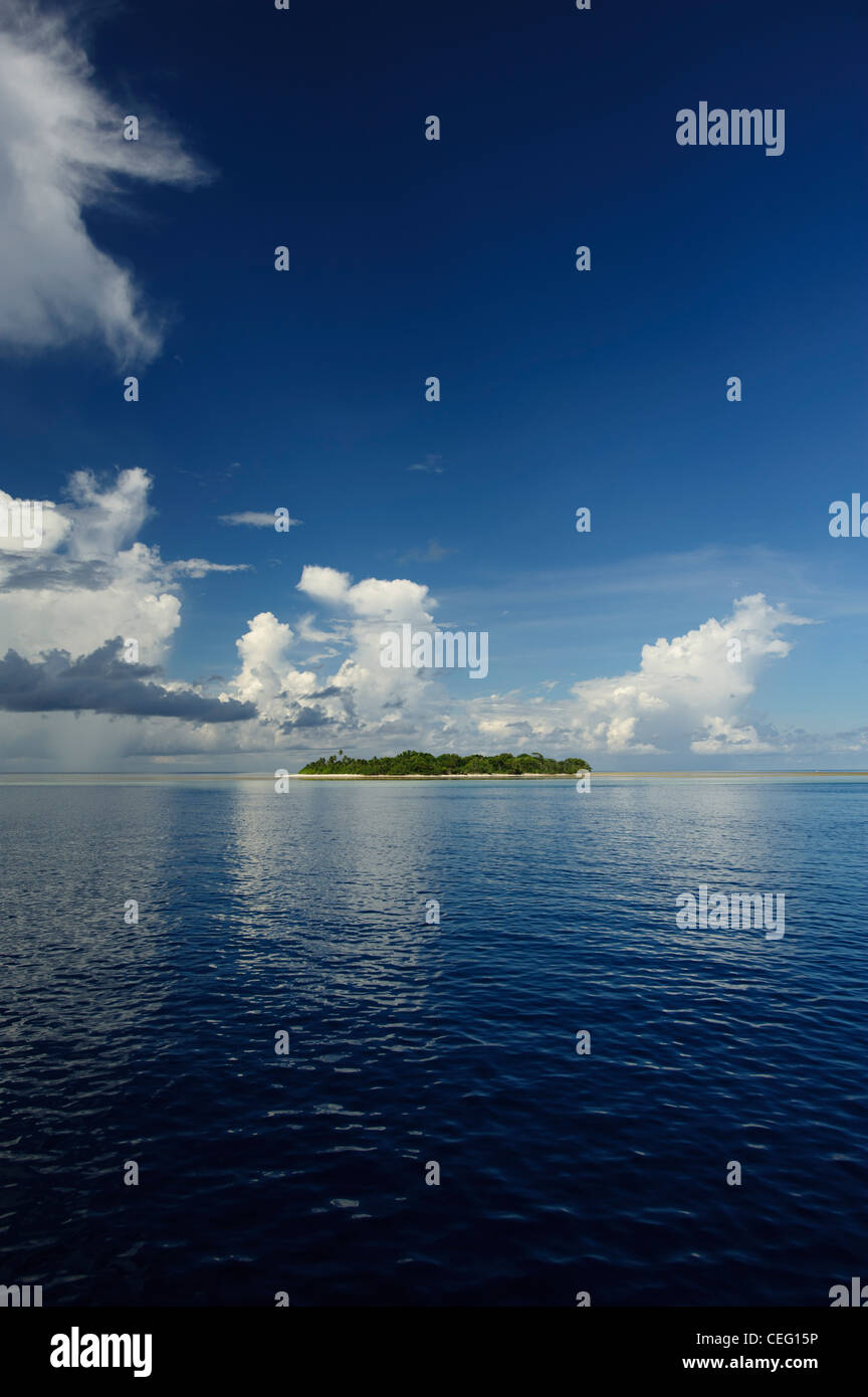 Eine Insel in der Mitte die 100 Meilen von allem. Lucipara Atoll, Bandasee, Indonesien Stockfoto