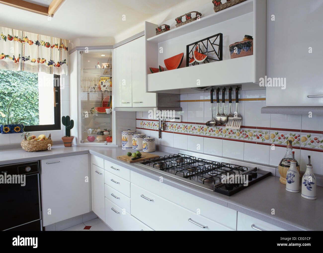 Offene Regale und weiß gefliest Splash-Rücken mit erhöhten Fliese Grenze  über dem Kochfeld in modernen weißen Küche Arbeitsplatte eingebaut  Stockfotografie - Alamy