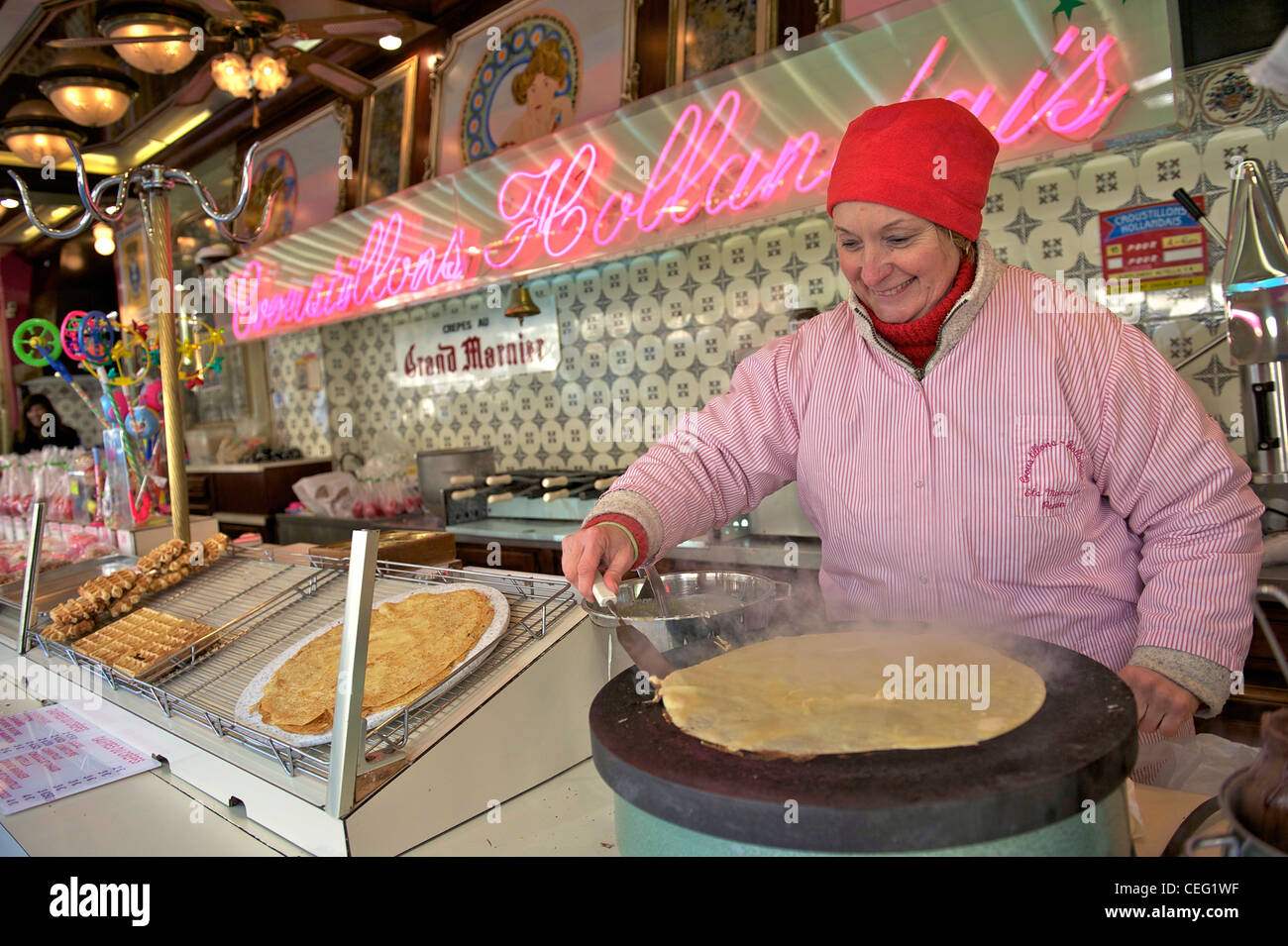Altere Frau Backen Crepes In Einem Lebensmittel Wagen Auf Dem