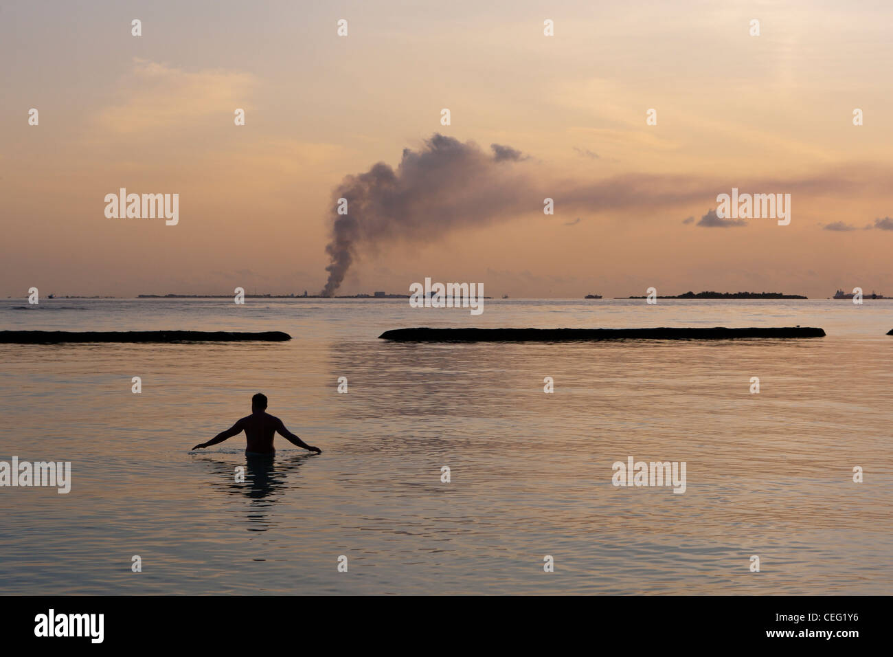 Müllverbrennungsanlage Rauchen im Hintergrund, Nord Male Atoll, Indischer Ozean, Malediven Stockfoto