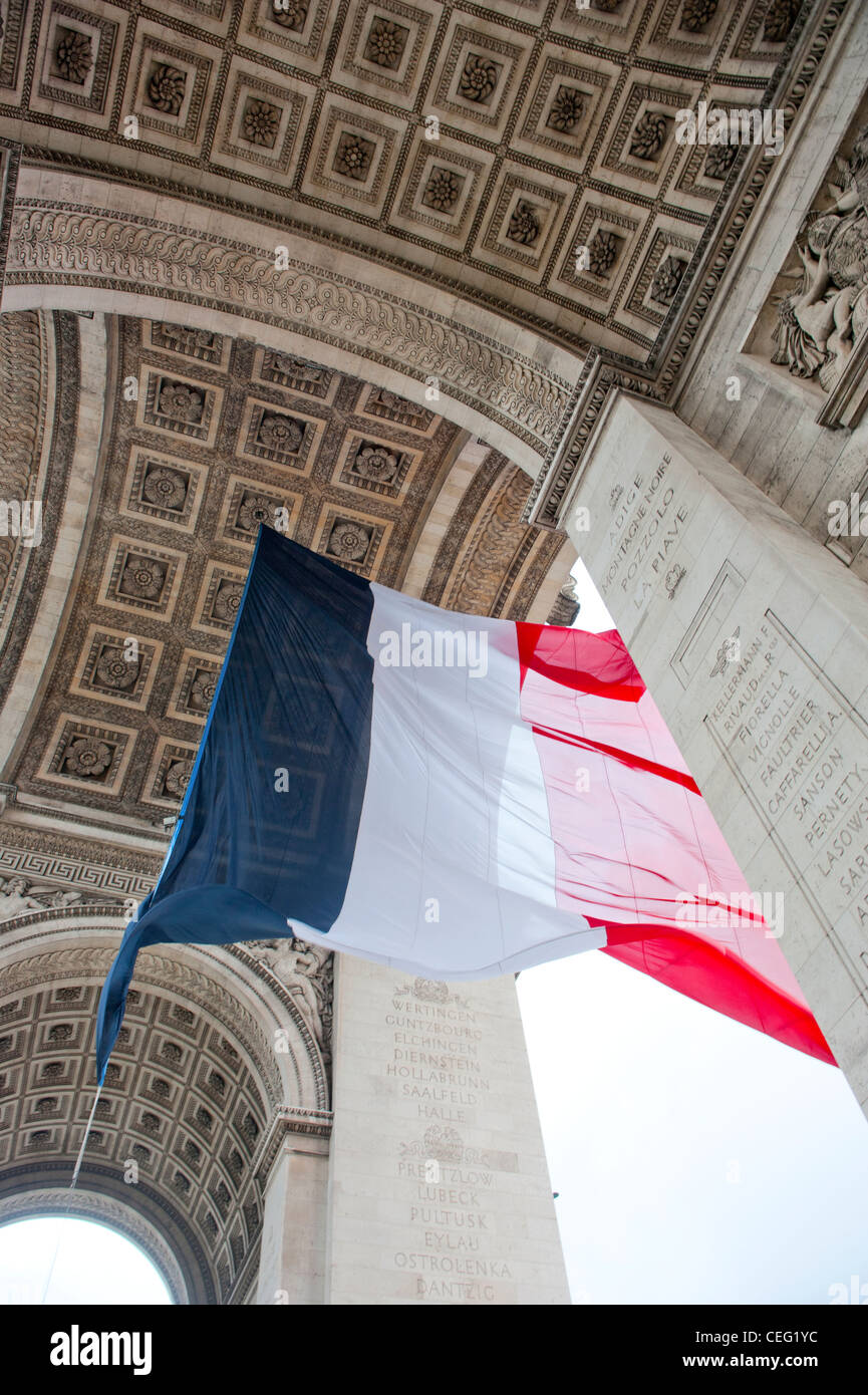 unter dem Bogen der Arc de Triomphe in Paris wird die französische Flagge "Tricolore" gehisst. Stockfoto