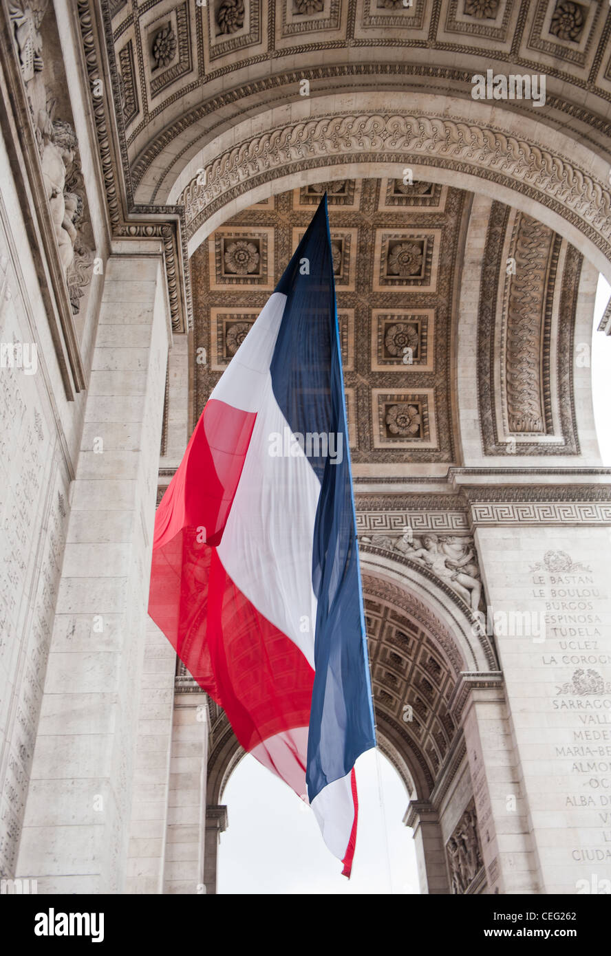 unter dem Bogen der Arc de Triomphe in Paris wird die französische Flagge "Tricolore" gehisst. Stockfoto