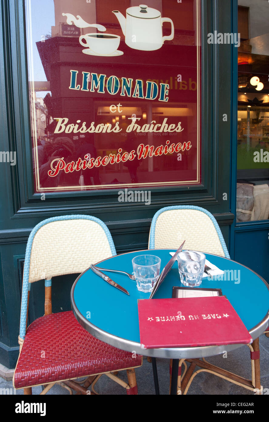 Quintessenz Parisian: das malerische "Café du Centre" in der trendigen Rue Montorgueil im 2e Arrondissement von Paris Stockfoto