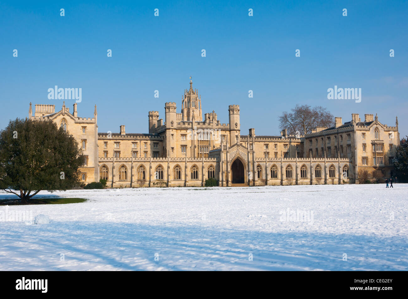 Str. Johns Hochschule, Cambridge im Winterschnee. England. Stockfoto