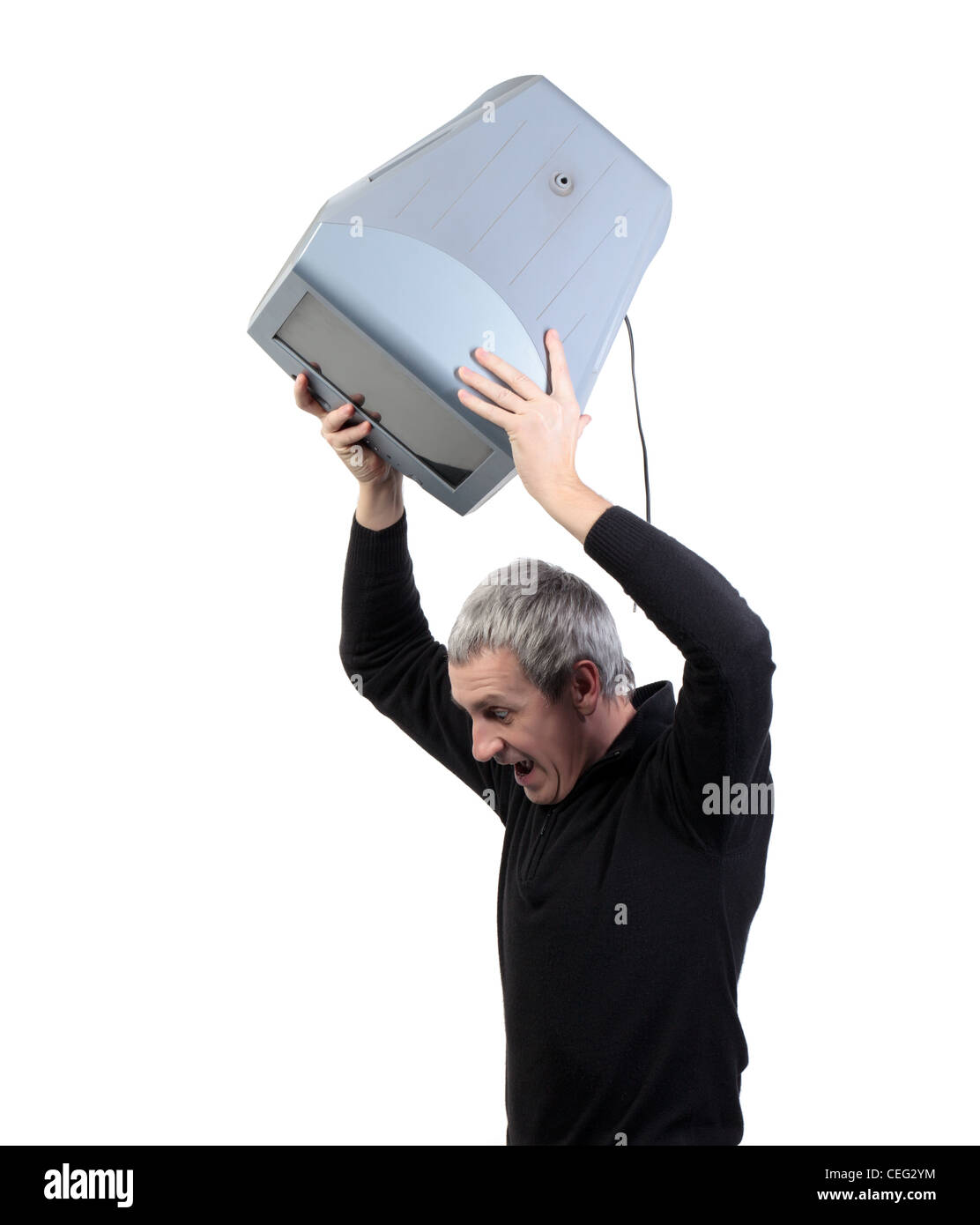 Mann wirft alte TV auf weißem Hintergrund Stockfoto