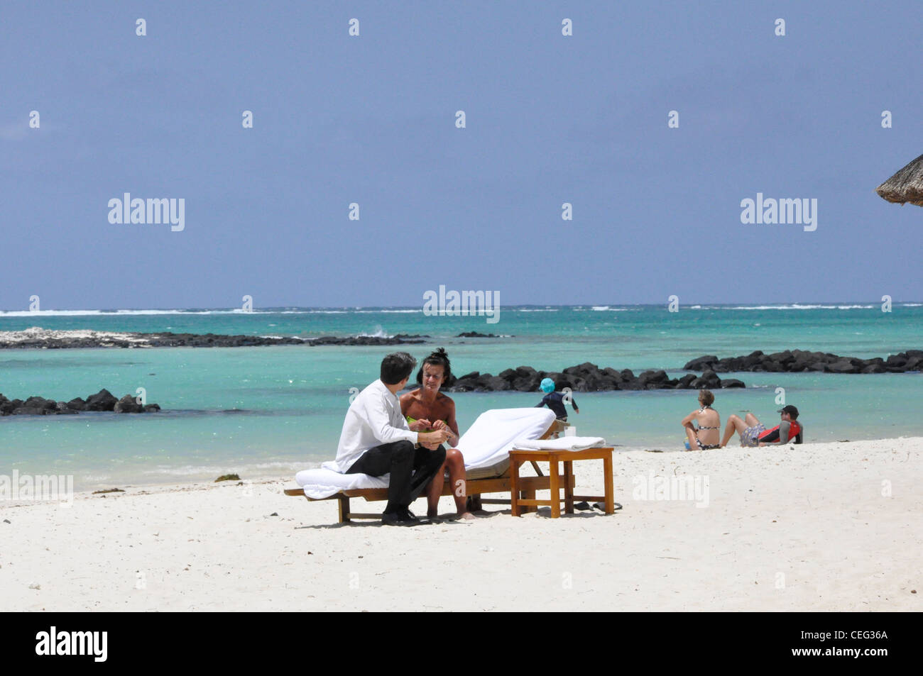 Strand Sonne beleuchtet Koch mit Hotelgast diskutieren Gastronomie Stockfoto