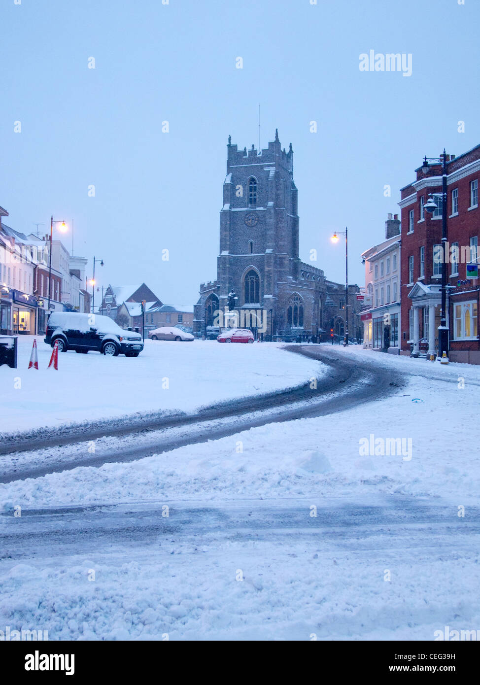 Ein Bild der St. Peter Kirche in Markt Hill, Sudbury, Suffolk, England, im Winter mit Schnee. Stockfoto