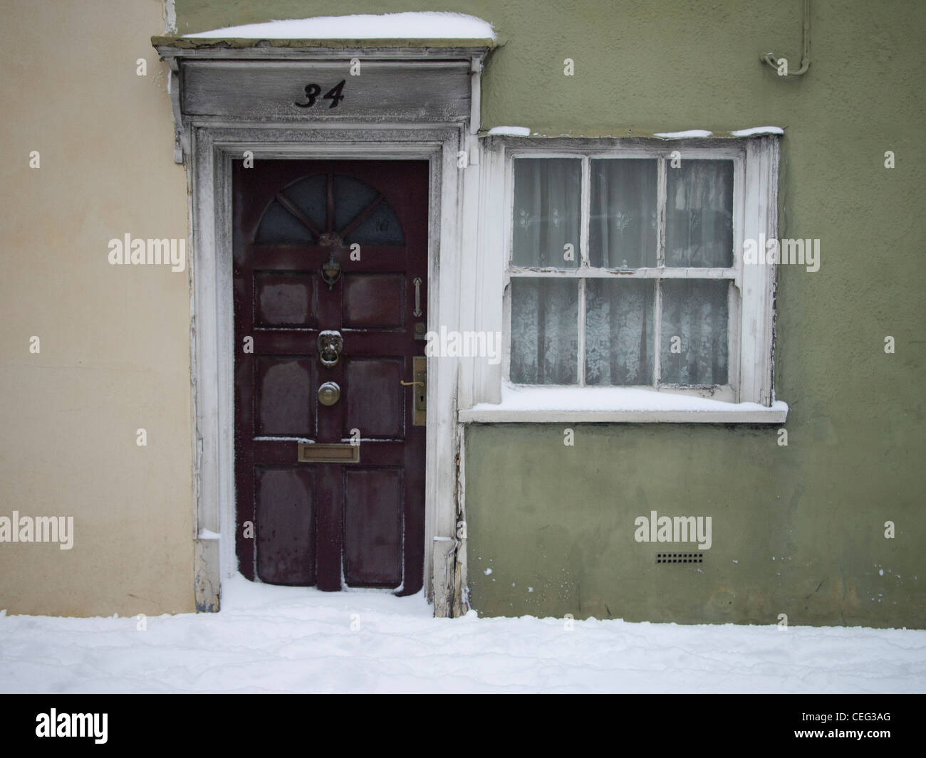 Der vorderen Tür ein kleines altes Haus im Winter mit Schnee. Stockfoto