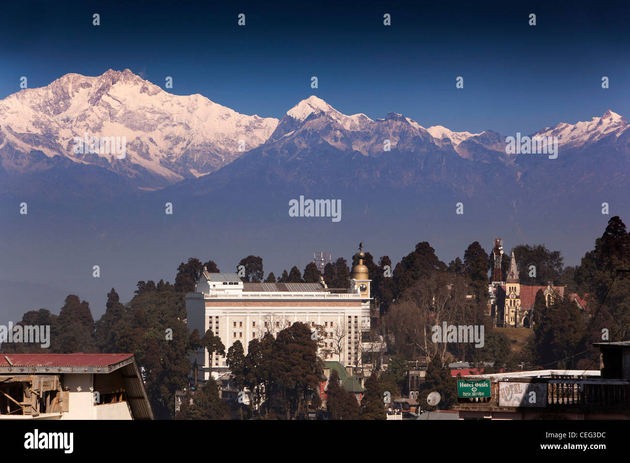 Indien, Westbengalen, Darjeeling, Gipfel des Kangchendzönga, darüber hinaus neu gebauten Gorkha Kulturzentrum Stockfoto