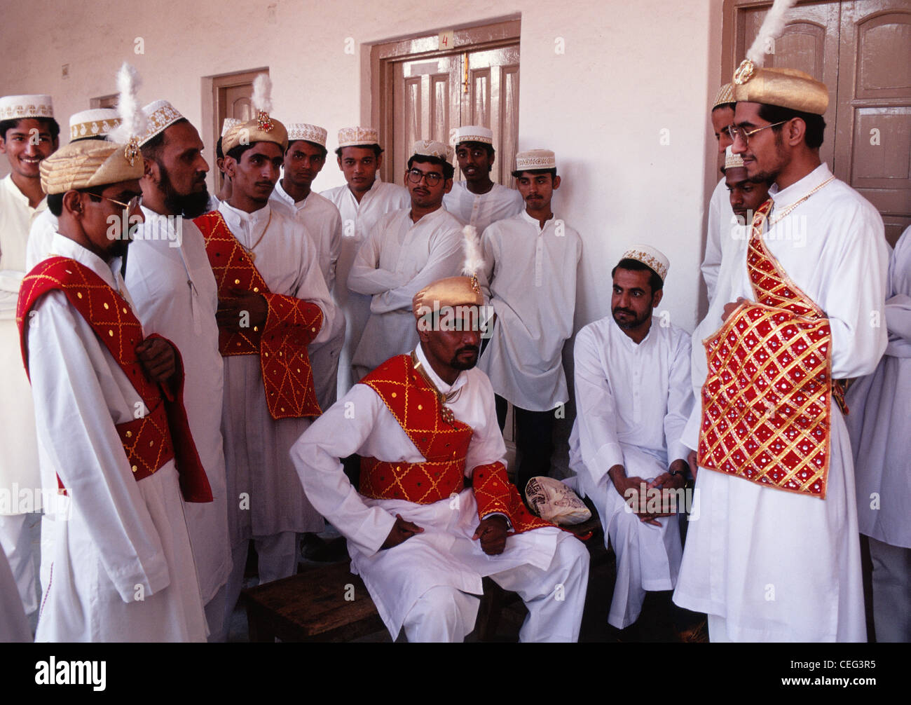 Muslimische Bräutigame mit männlichen Verwandten am Tag ihrer Hochzeit auf einer kollektiven Ehe (Indien) Stockfoto