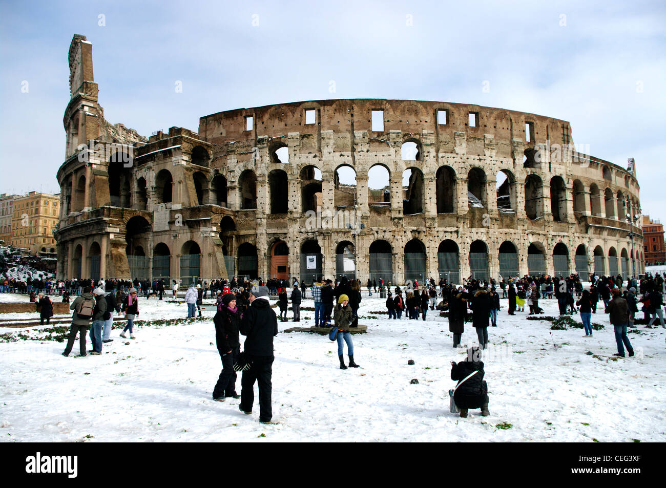 Kolosseum (Kolosseum) unter dem Schnee, Rom Stockfoto