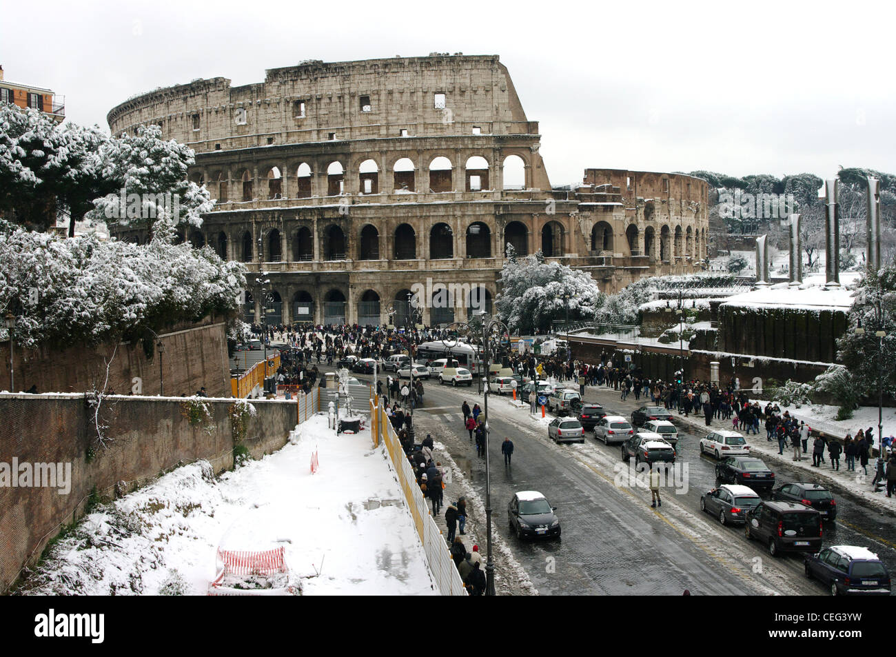 Kolosseum (Kolosseum) unter dem Schnee, Rom Stockfoto