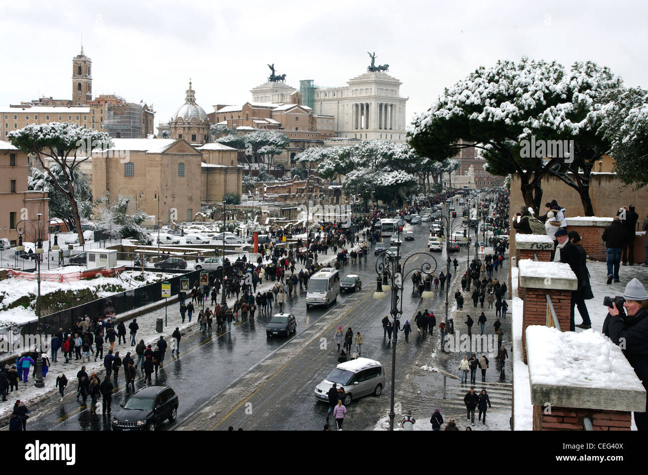 Rom unter dem Schnee - Via dei Fori Imperiali und Piazza Venezia Stockfoto