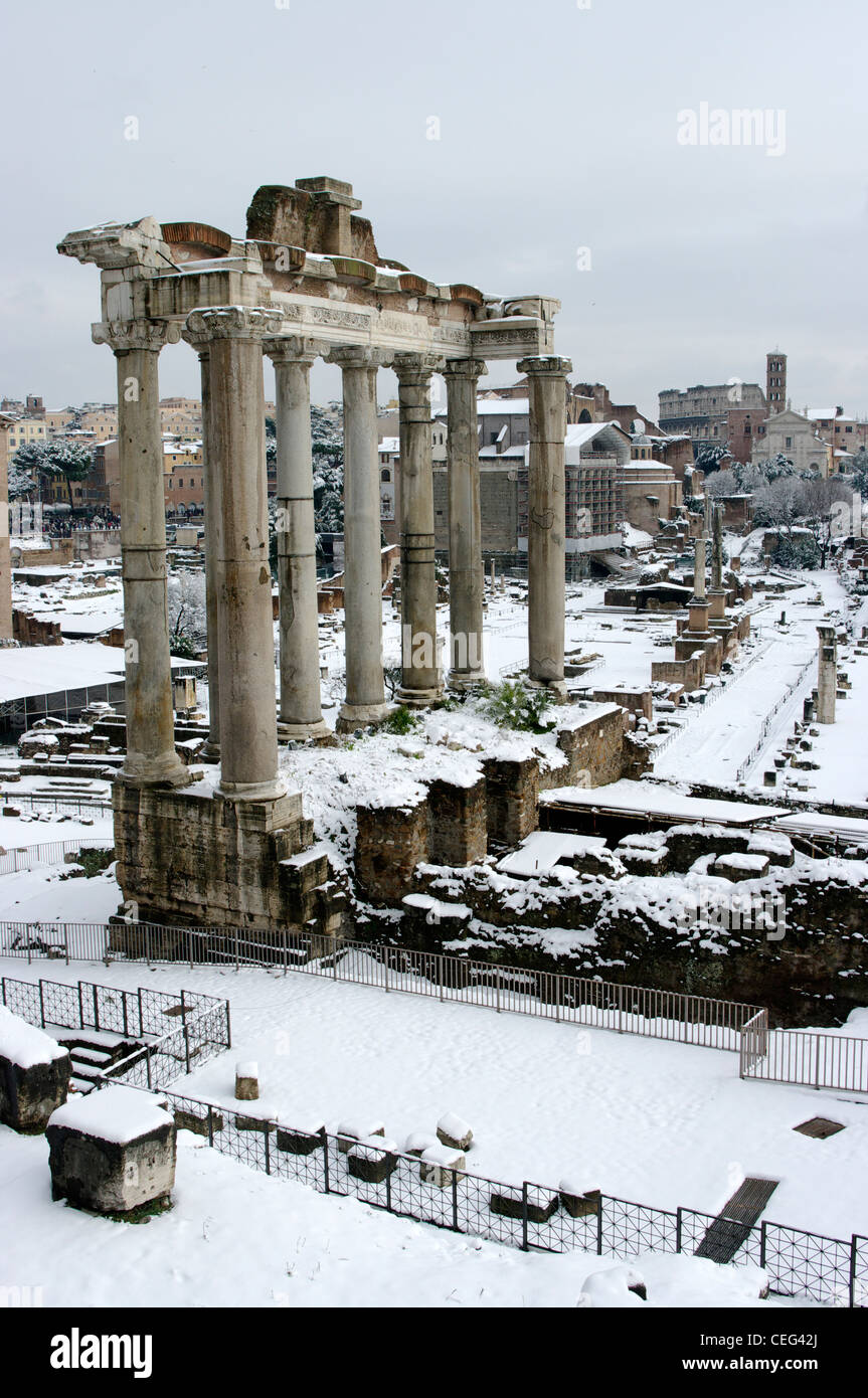 Rom unter dem Schnee - Roman Forum - Tempel des Saturn Stockfoto