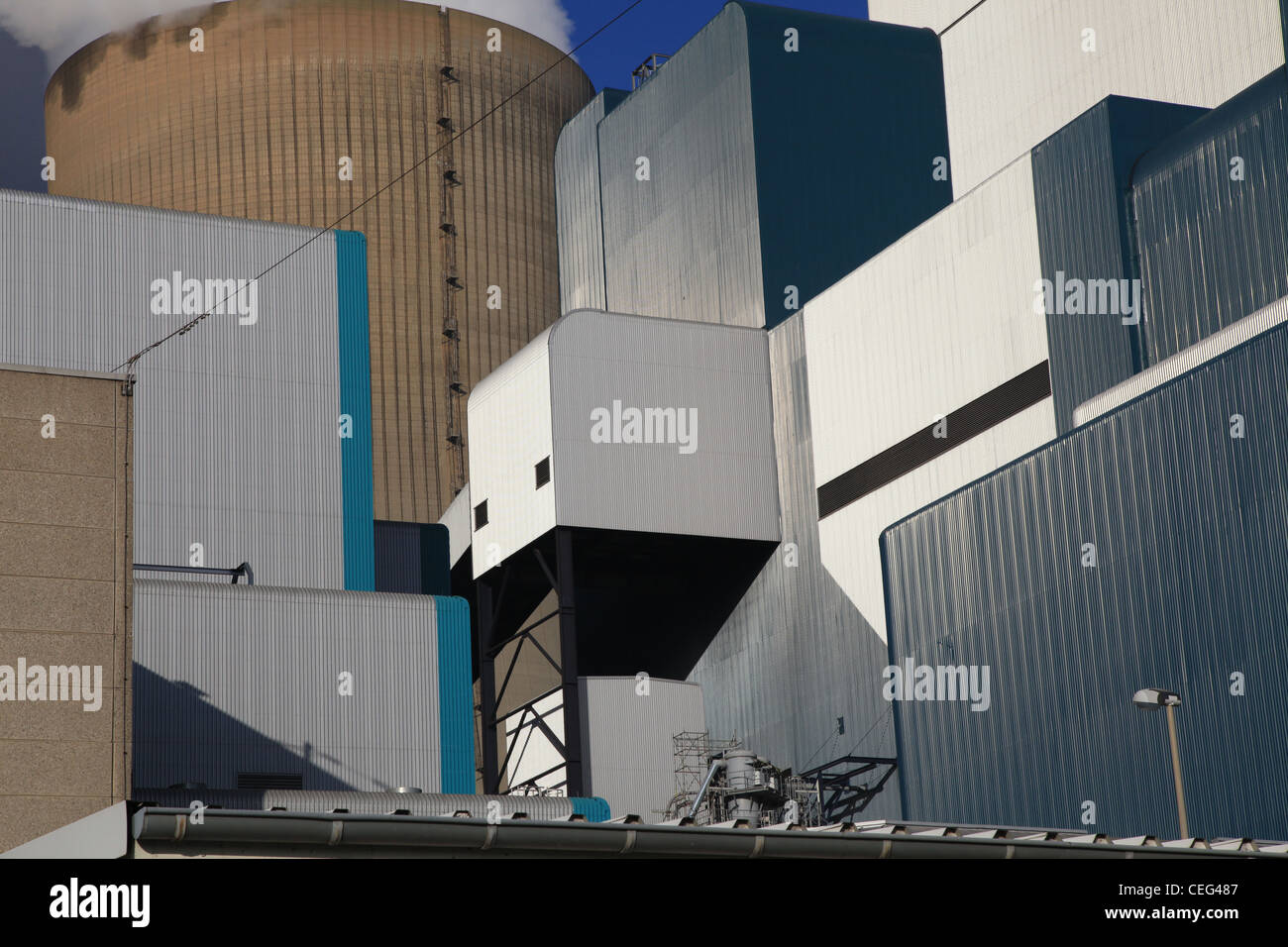 Braunkohle Kraftwerk, Kraftwerk, Kraftwerk, Elektrizität, Deutschland, Deutschland, Sonne, Blauer Himmel, Schönes Wetter Stockfoto