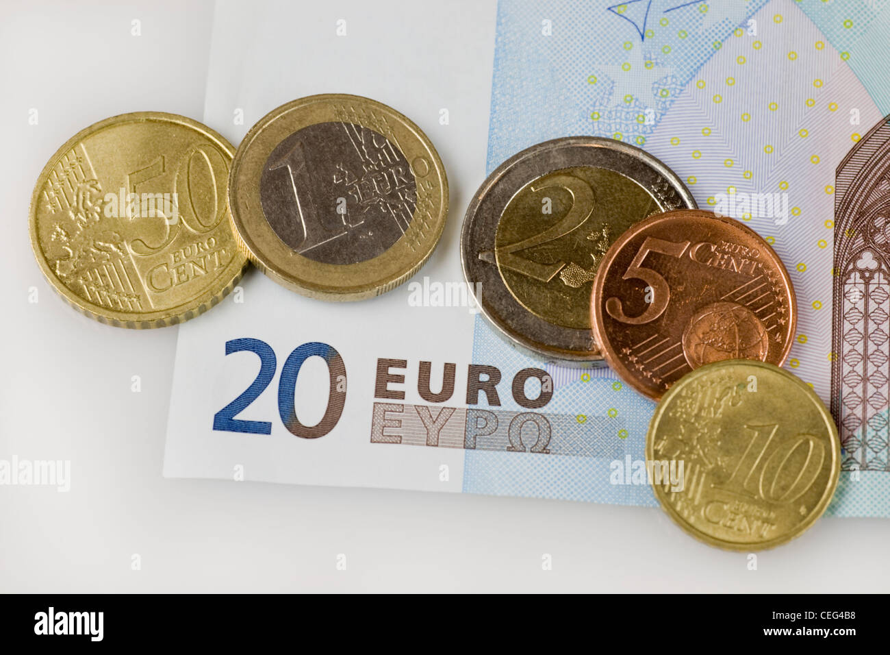 Münzen und Euro-Schein Stockfoto