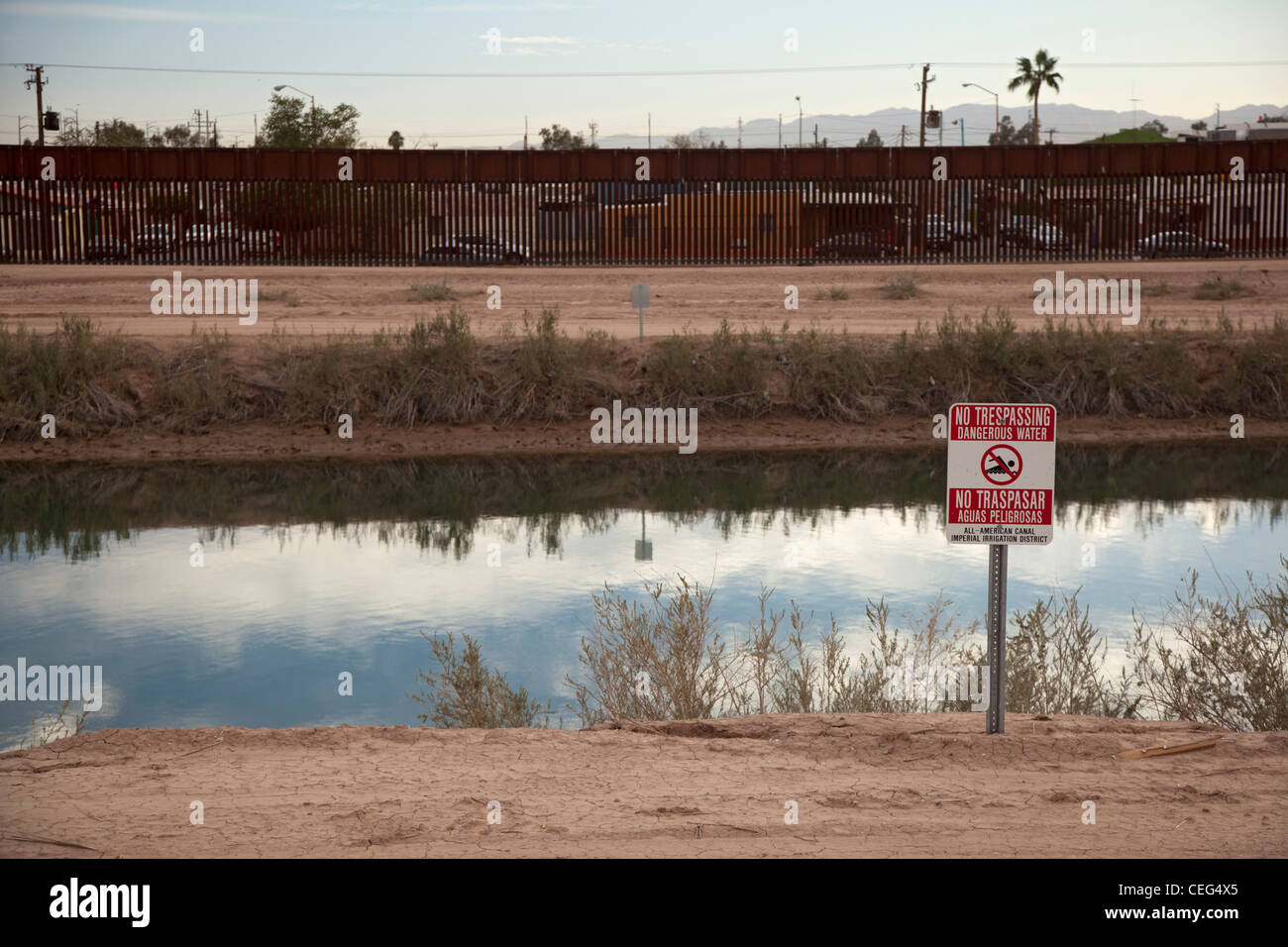 All-American Canal und US-mexikanischen Grenzzaun Stockfoto
