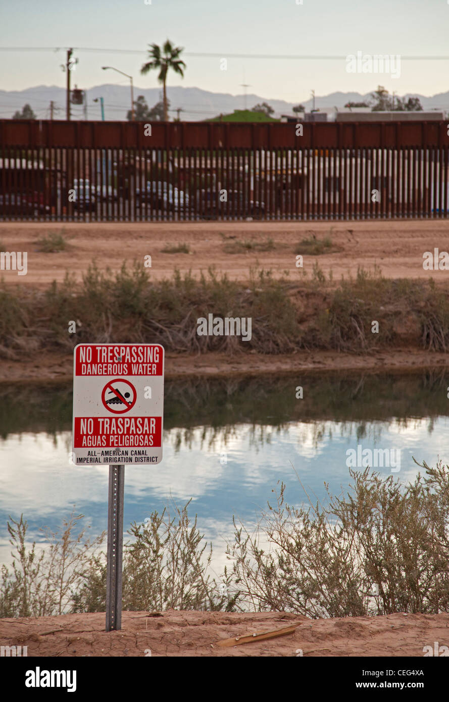 All-American Canal und US-mexikanischen Grenzzaun Stockfoto