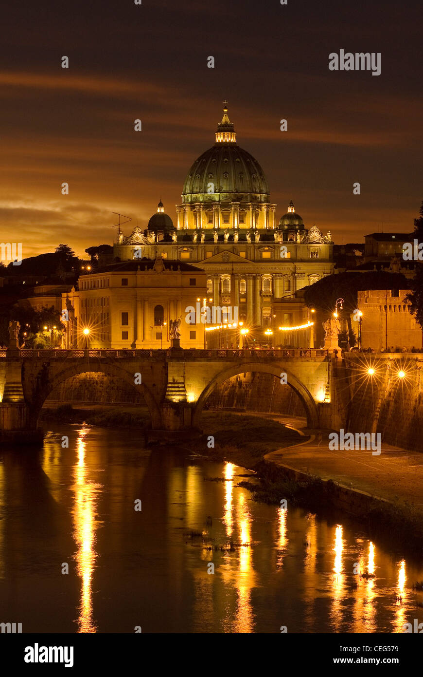 St. Angel Bridge und St. Peter Basilica am Abend Licht, Rom, Latium, Italien Stockfoto