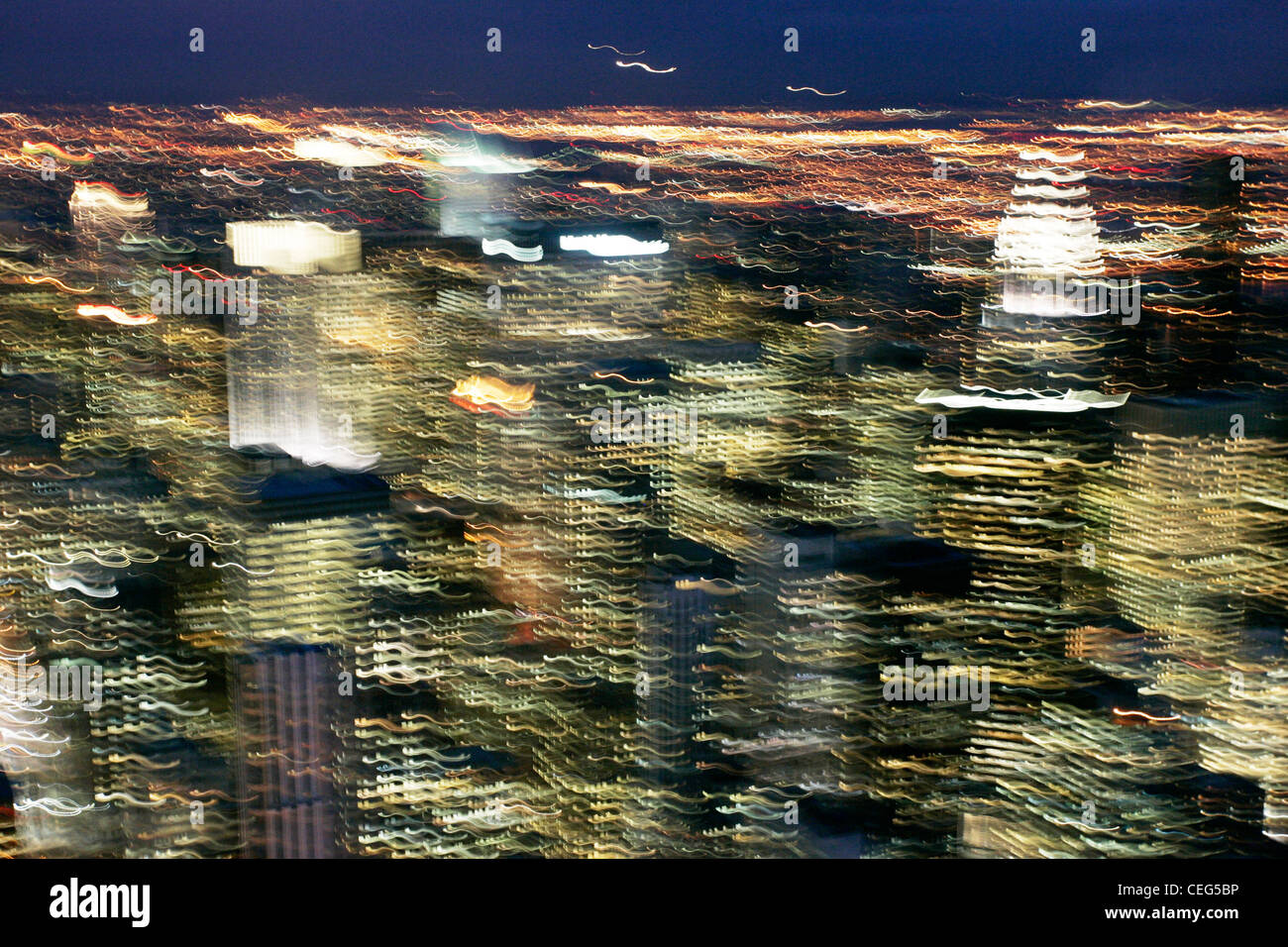 verschwommenes Sehen Ansicht von New York City zeigt schlechte Kamera  Technik bewusste Hand- und Verwacklungen bei Nacht Stockfotografie - Alamy