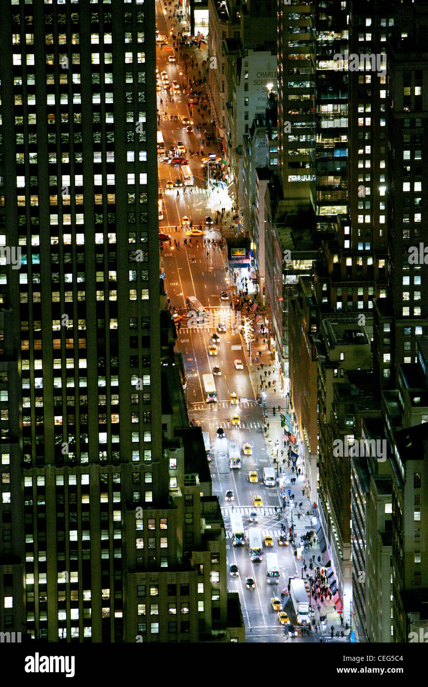 Blick hinunter auf der 5th Avenue New York City mit verschiedenen Nachtfarben Zeit Beleuchtung und Bedingungen Stockfoto