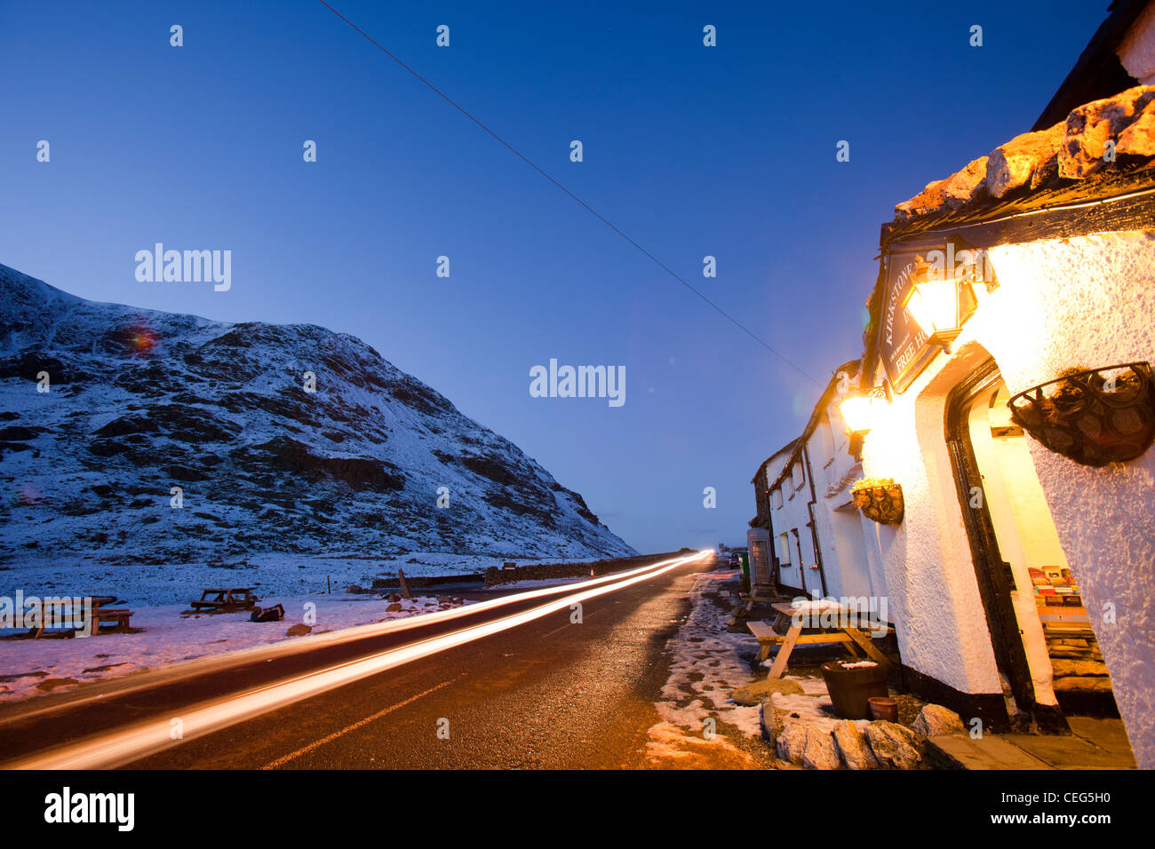 Das Kirkstone Pass Inn on Kirkstone pass im Lake District in der Abenddämmerung, UK. Stockfoto