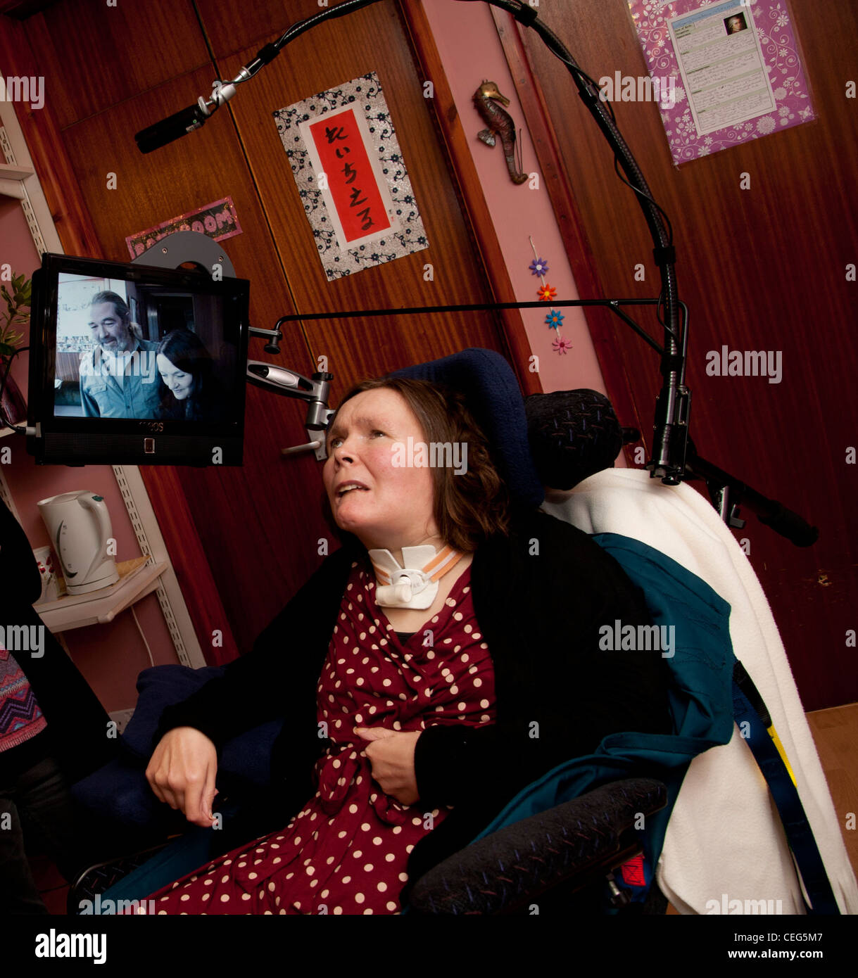 Eine Frau leidet Locked-In Syndrom nach einem Hirntumor vor 20 Jahren umsorgt zu Hause von ihrer Familie, UK Stockfoto