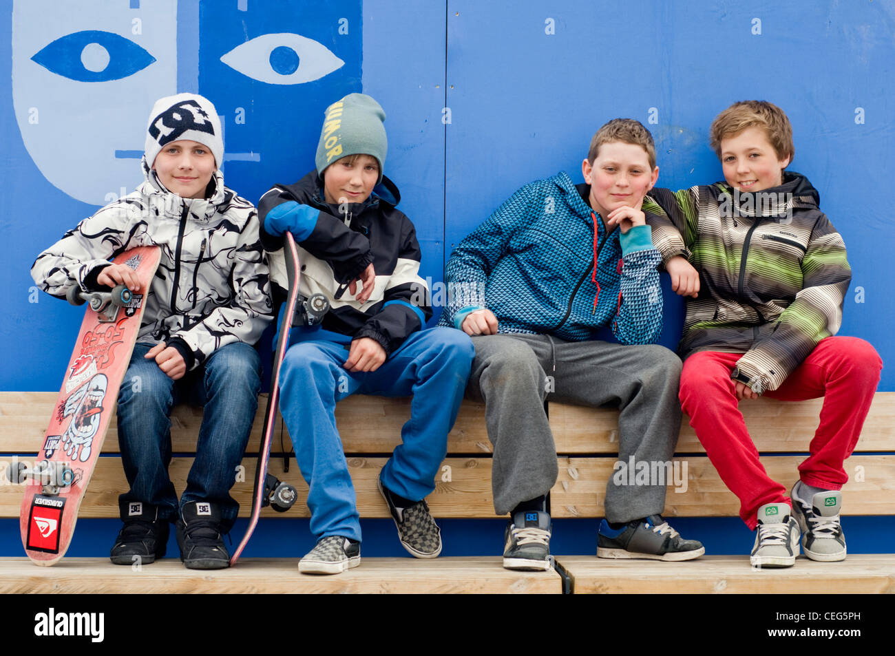 Eine Gruppe von Jugendlichen Freunde und Skateboarder saß auf einer Bank in der Stadt Sortland, Norwegen Stockfoto