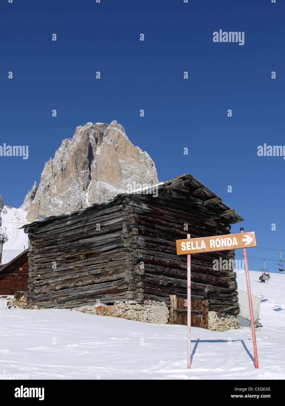 Die Sellaronda ist eine Skiroute, die rund um das massiv der Sella-Gebirgskette der Dolomiten in Italien zu Schleifen. Stockfoto