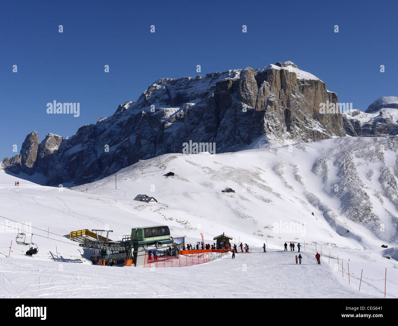 Berge auf der Sella Ronda am Sella Joch / Passo Sella. Auch genannt das Traditionshotel White Pass das Rifugio Maria Flora Stockfoto